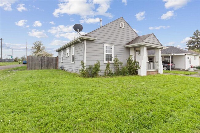 Building Photo - 704 SW 16th Ave
