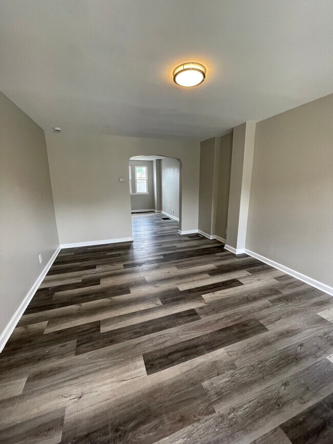 Building Photo - 332 Endsleigh Ave