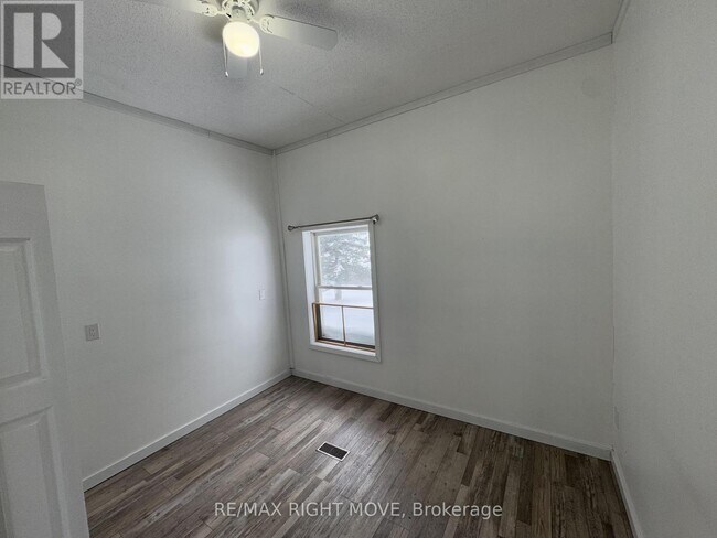 Photo du bâtiment - 4337 Burnside Line