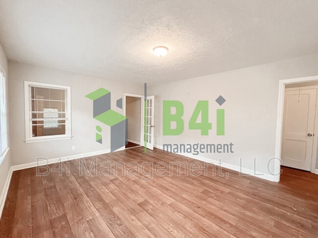 Building Photo - 1102 33rd St