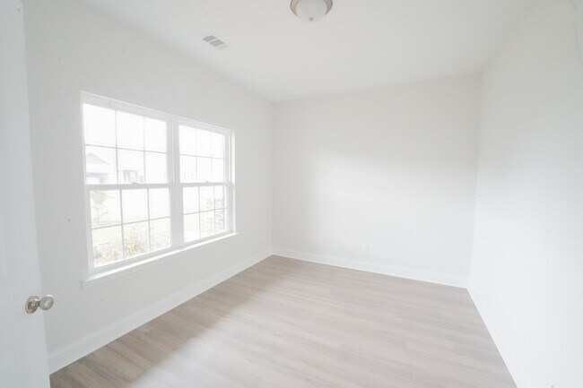 Foto del edificio - Coming Available!