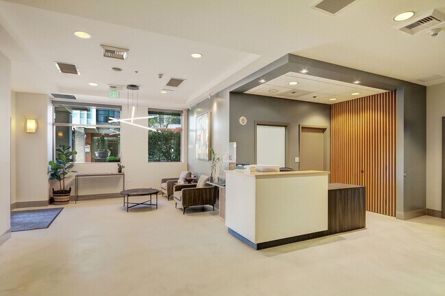 Building Photo - 0bd/1ba Bellevue Condo