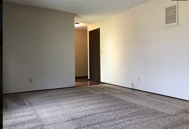 Building Photo - CHARMING 3 BED/1BATH W/ ATTACHED 2 CAR GARAGE