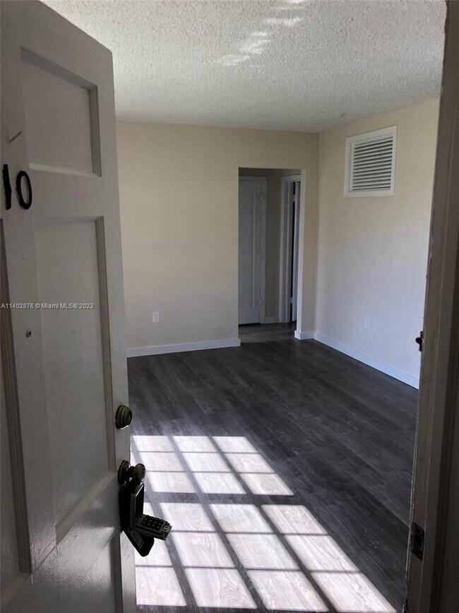 Foto del edificio - 643 SW 11th St
