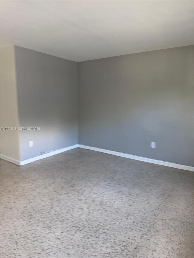 Foto del edificio - 1940 NE 167th St