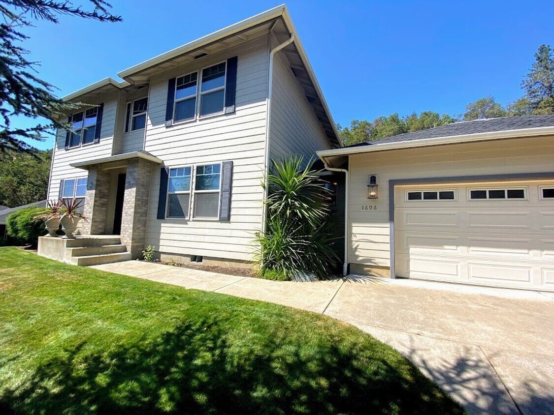 3 br, 2.5 bath House 1696 NE Ruby Ct House Rental in Roseburg, OR