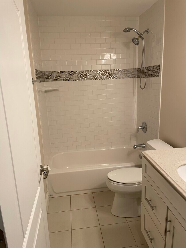 Full Bathroom - 4898 Sunset Ln