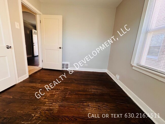 Foto del edificio - *** 4 BDRM - 1.5 BTH / W&D HOOKUPS / HARDW...