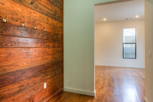 Foto del edificio - 1205 E 3rd St