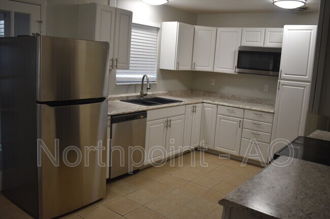 Building Photo - 1615 Louvre Dr