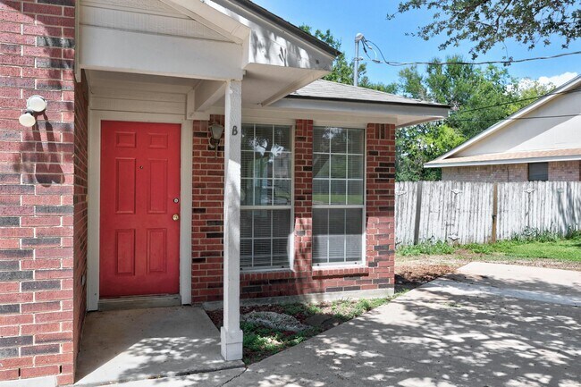 Building Photo - 502 Rockmoor Dr