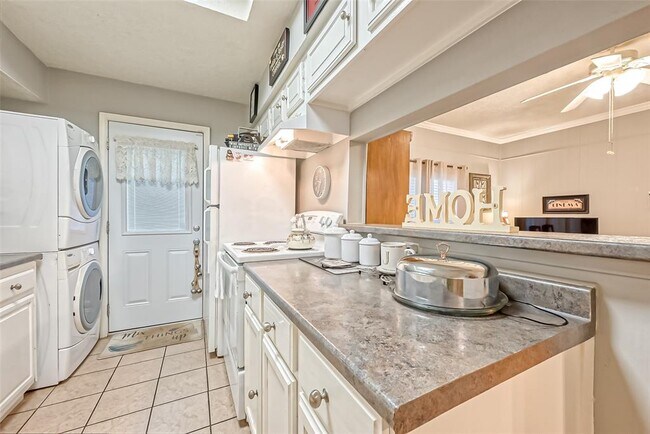 Building Photo - 7700 Creekbend Dr