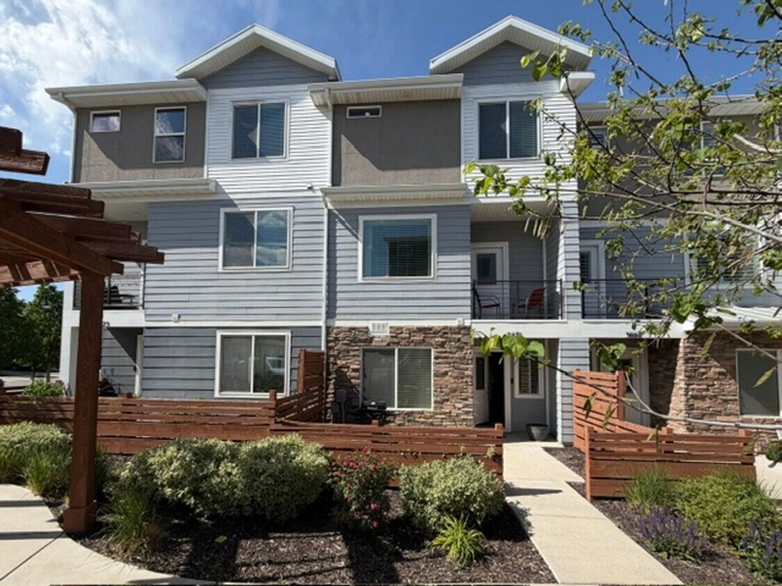 Spacious Townhome - 4 Bedrooms/3 Baths in South Jordan - Spacious Townhome - 4 Bedrooms/3 Baths in South Jordan