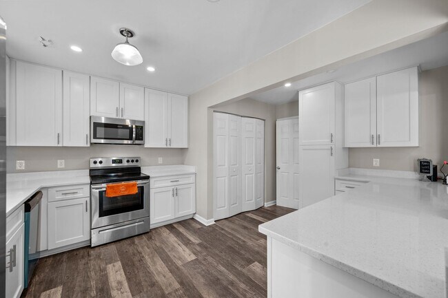 Foto del edificio - Spacious 4-Bedroom Home with Modern Updates