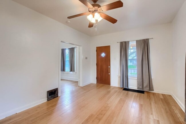 Building Photo - Charming 3 bedroom House in the heart of E...