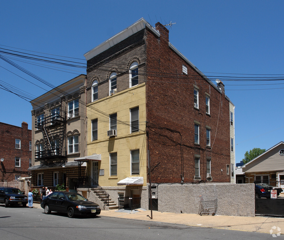 Building Photo - 81 Nichols St