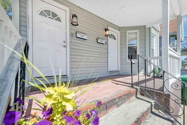 Foto del edificio - 9-11 Winter Hill Rd