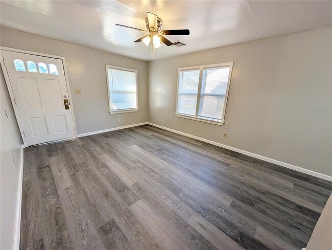 Building Photo - 221 E Myrtle Dr