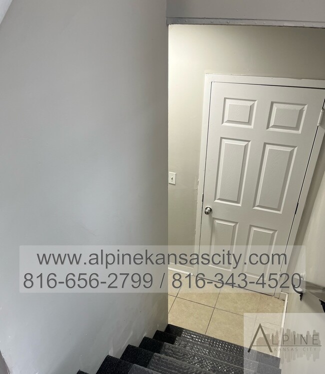 Building Photo - NE 4 Bedroom Duplex, Garage, Vouchers OK