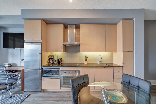 Building Photo - 299 Front St W