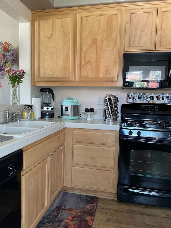 Foto del edificio - 3 br, 2.5 bath House - 825 Bronze Lane