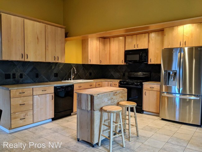 Building Photo - 4 br, 1.5 bath House - 16105 NE 3rd Pl