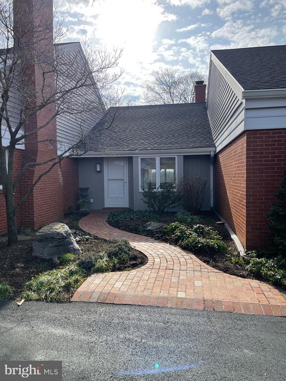 Building Photo - 8 Spring Creek Manor