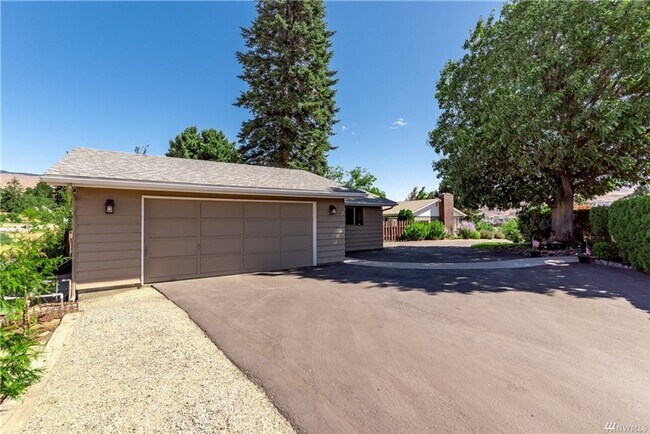 Building Photo - Amazing Views & Amazing 4 Bedroom/3 Bath H...
