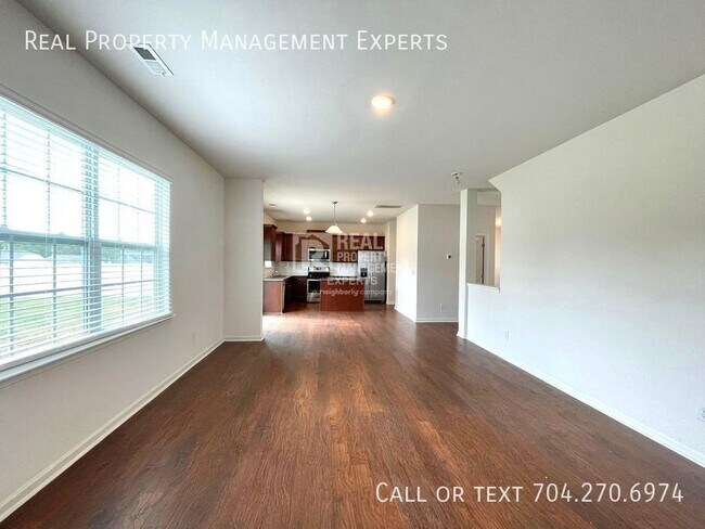 Building Photo - Gorgeous 3 BR/2.5 BA Home in Charlotte!