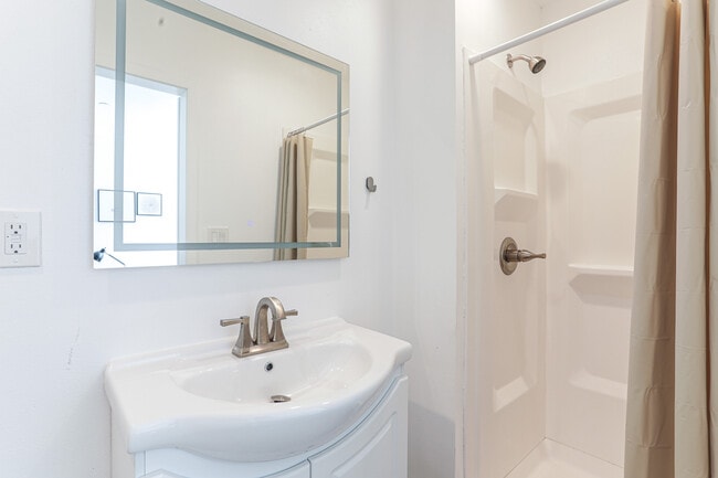private bathroom - 1609 W 35th Pl