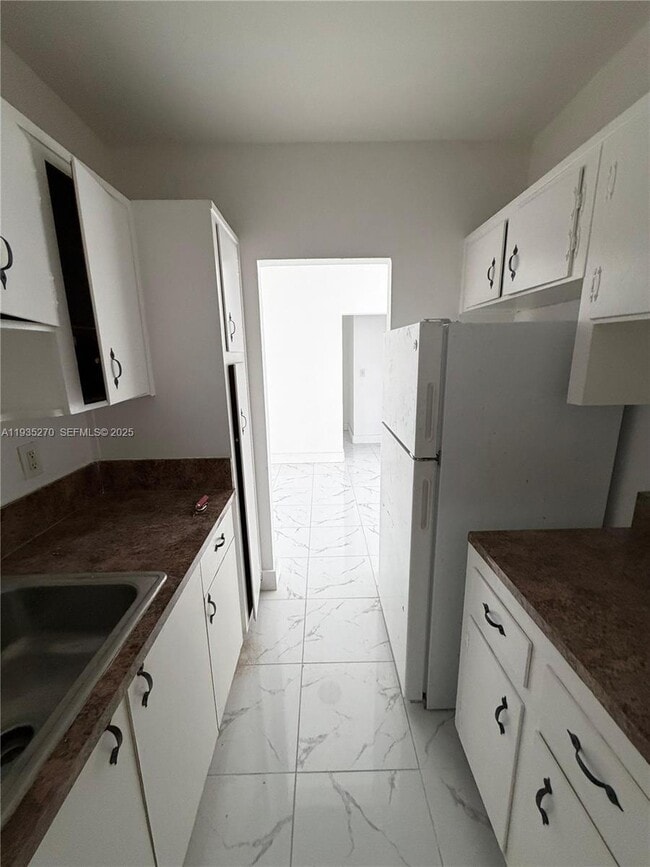 Foto del edificio - 7730 Dickens Ave