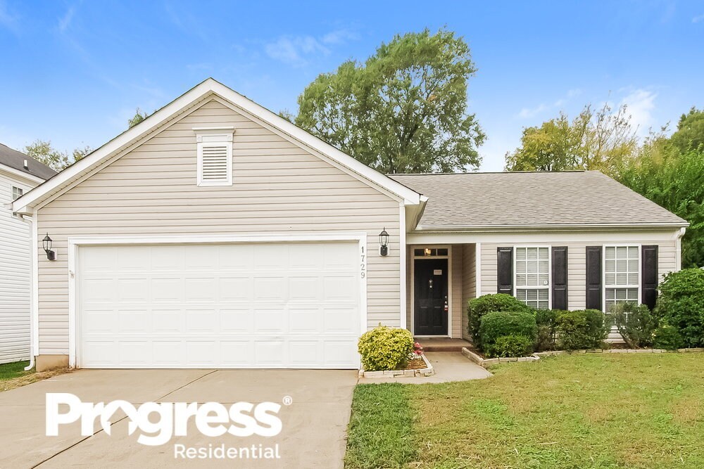 1729 Oakdale Green Dr, Charlotte, NC 28216 House Rental in Charlotte