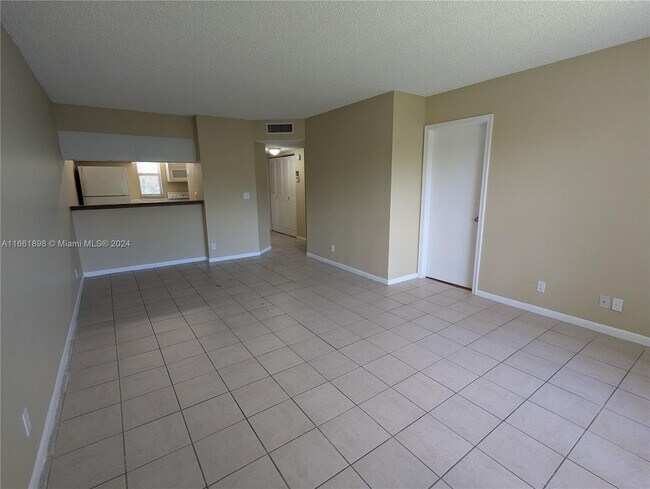 Building Photo - 10115 Twin Lakes Dr