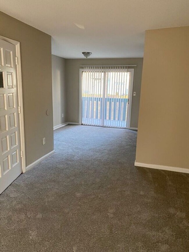 Building Photo - 2 Bedroom Condo Sharon Lakes