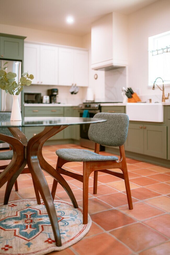 Foto del edificio - Contemporary New home in Monrovia