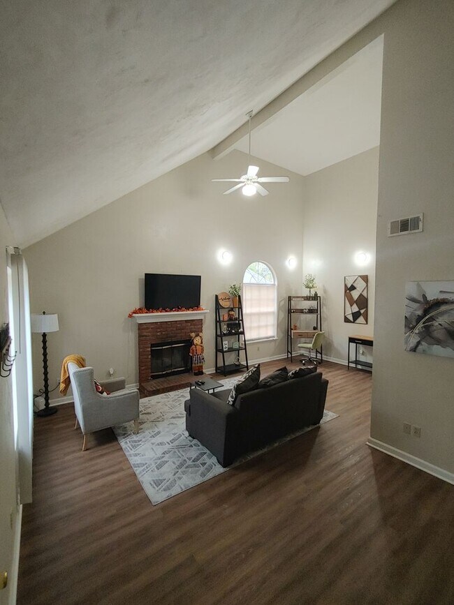 Foto del edificio - Two Bedroom Townhouse with Fully Fenced Yard and Vinyl Plank throughout!