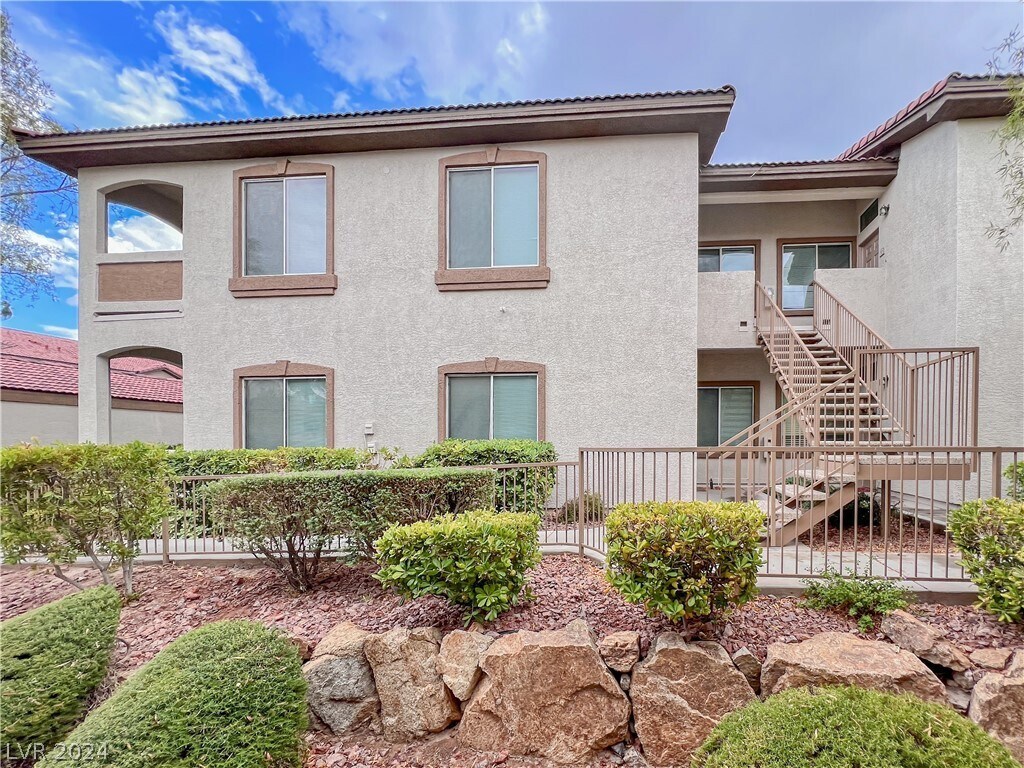 Primary Photo - 2305 W Horizon Ridge Pkwy