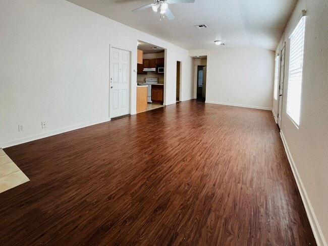 Photo - Cozy 2 bedroom 2bath Retreat near Randolph AFB, IH-35, Loop 1604, BAMC, and only minutes from The... House