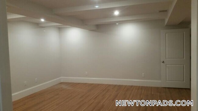 Foto del edificio - 2044 Beacon St
