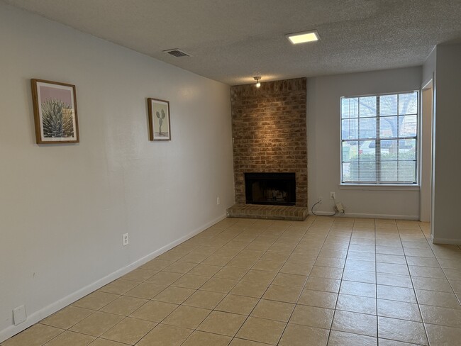 Living room - 2701 Wimbledon Ct