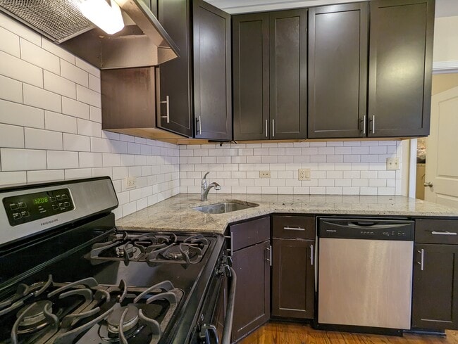 Building Photo - 850 W Cornelia Ave