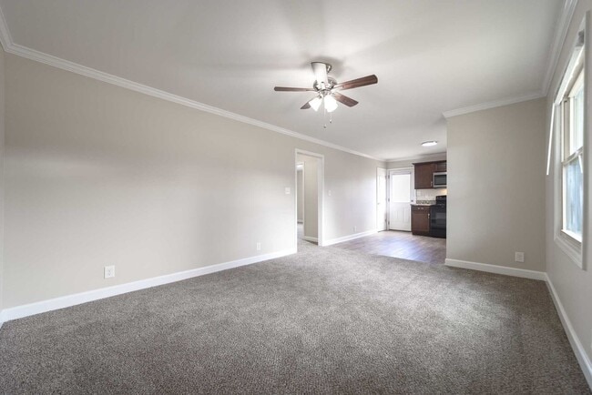 Building Photo - Look and Lease Special! $200 off rent!!!