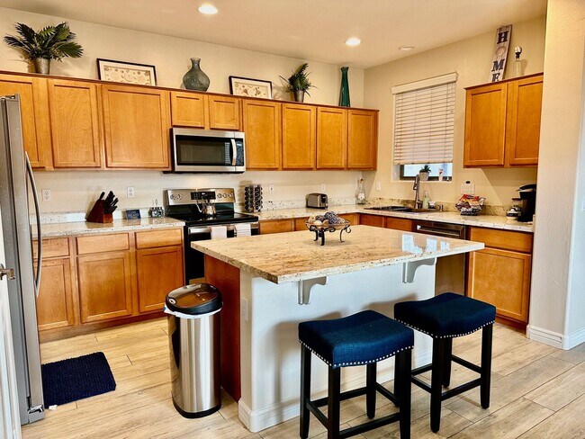 Building Photo - HIGHLY DESIRABLE FULLY FURNISHED 3 BEDROOM...