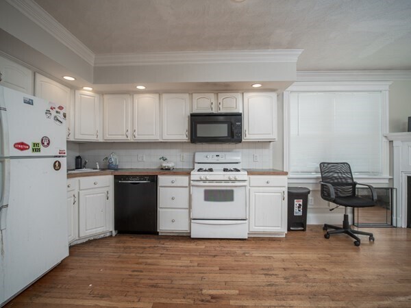 Primary Photo - 145 Murdock St
