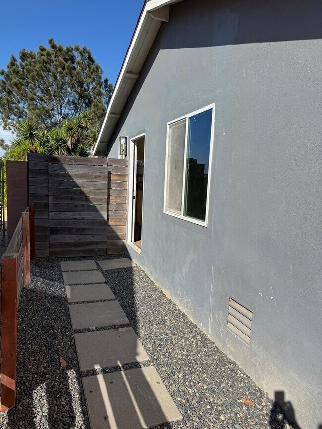 Foto del edificio - 1 bedroom 1 bath brand new ADU Style home.
