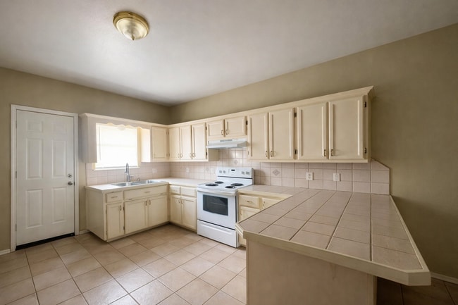 Building Photo - 3802 Clavel Rd