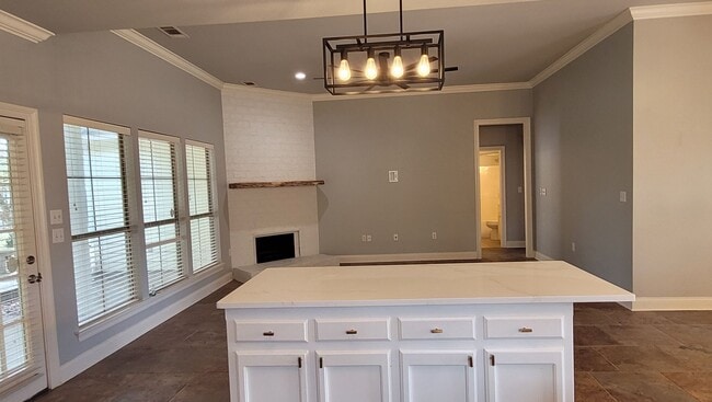 Building Photo - Beautiful 3 bedroom with large fenced yard & conveniently located