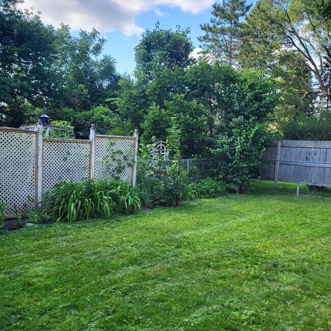 Building Photo - FOR SALE 3-BR Rochester 2- bath 1 car garage Townhome for Just $239,000!