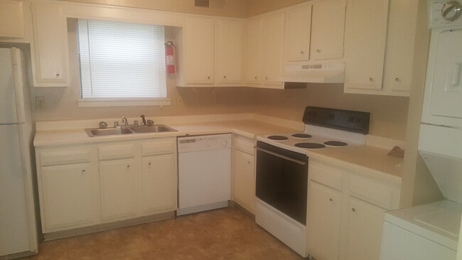 Building Photo - 661 Watson St