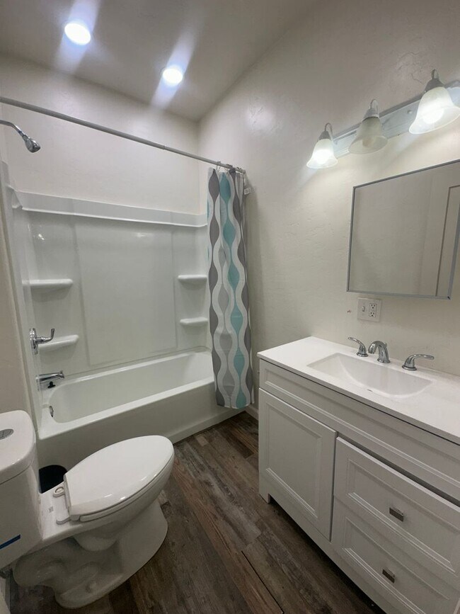 Foto del edificio - Charming Corcoran home coming soon!